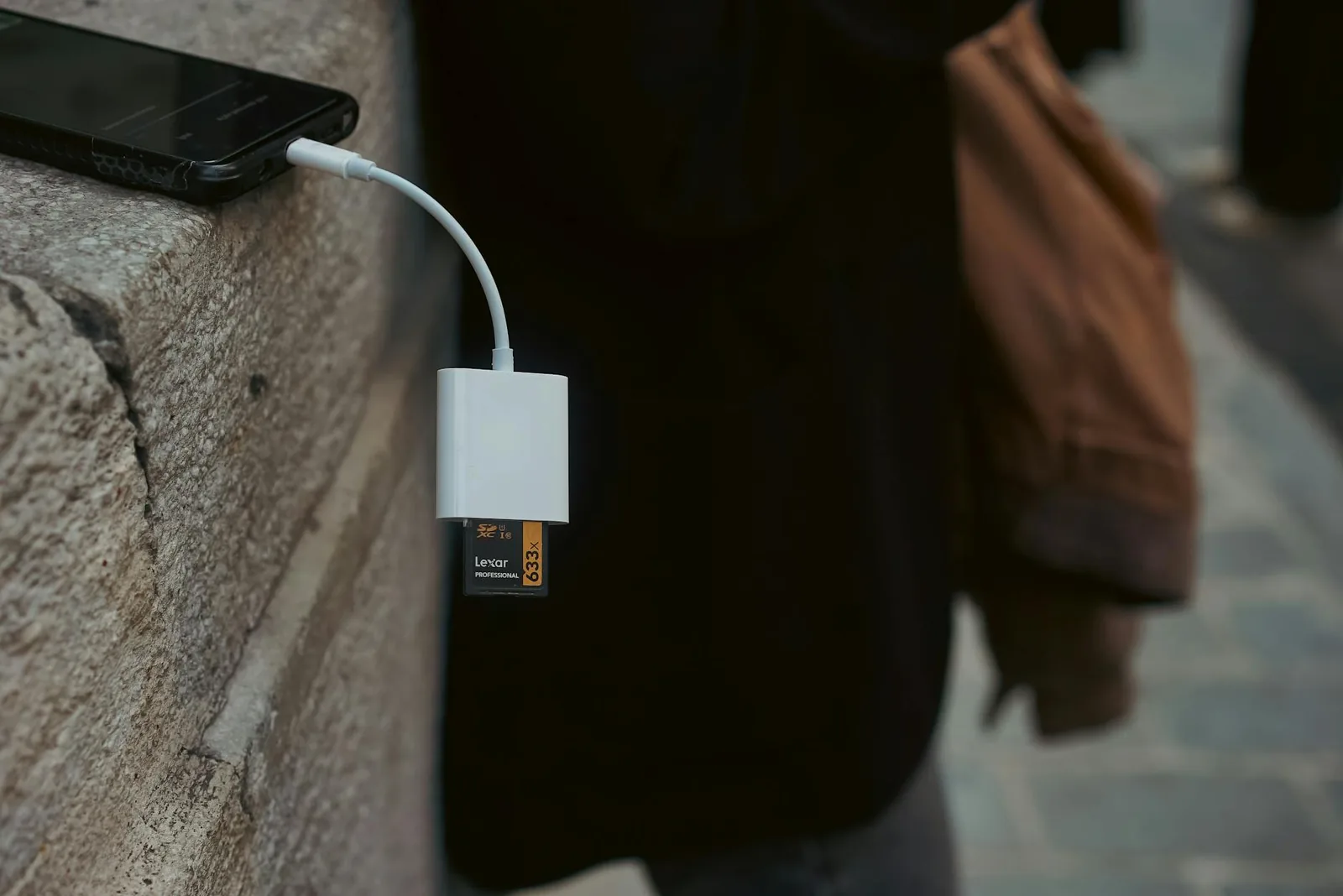 Smartphone mit Kartenleser als Beispiel für Speichererweiterung