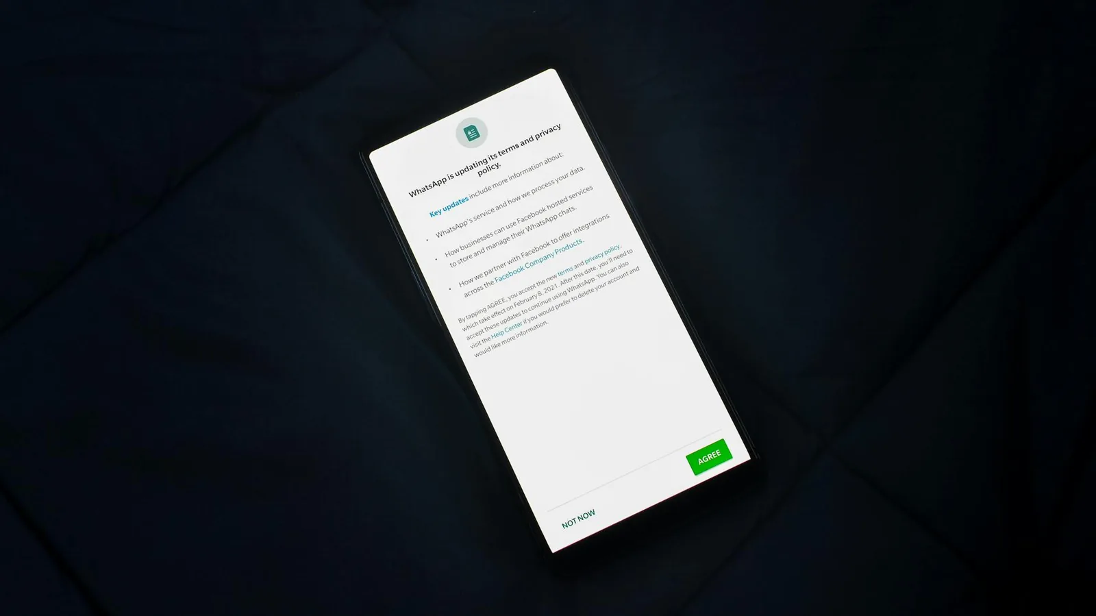 Hand hält Smartphone mit Berechtigungsmenü und Datenschutzoptionen