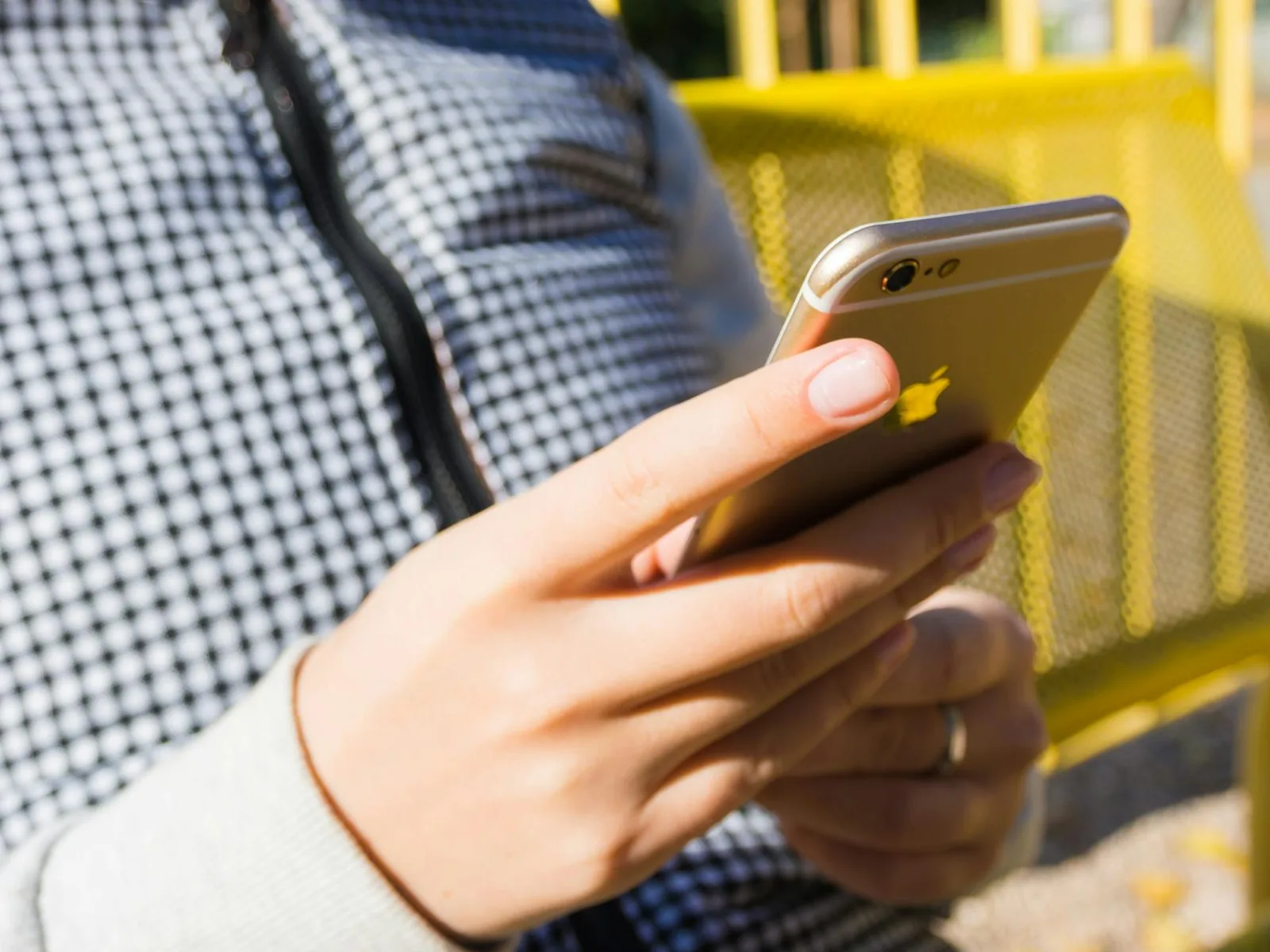 Person prüft auf dem Smartphone Datenschutz- und Sicherheitseinstellungen