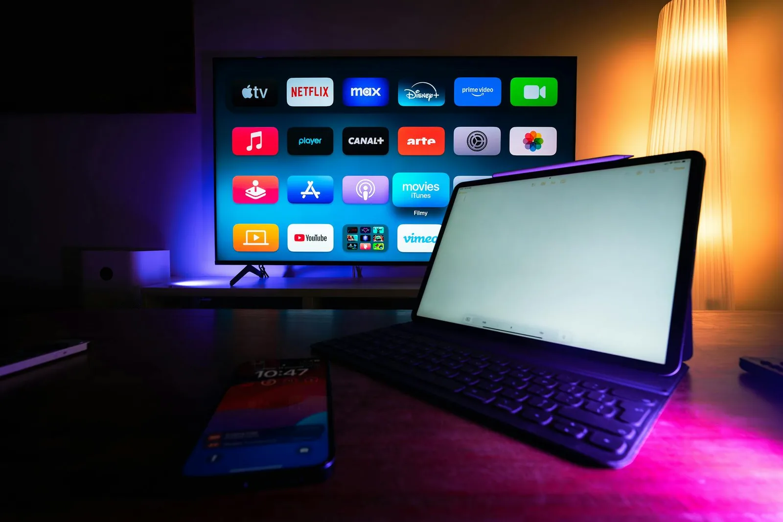 Smart-TV-Setup mit Streaming-Apps als Beispiel für Apple-TV-Startbildschirm und App-Nutzung