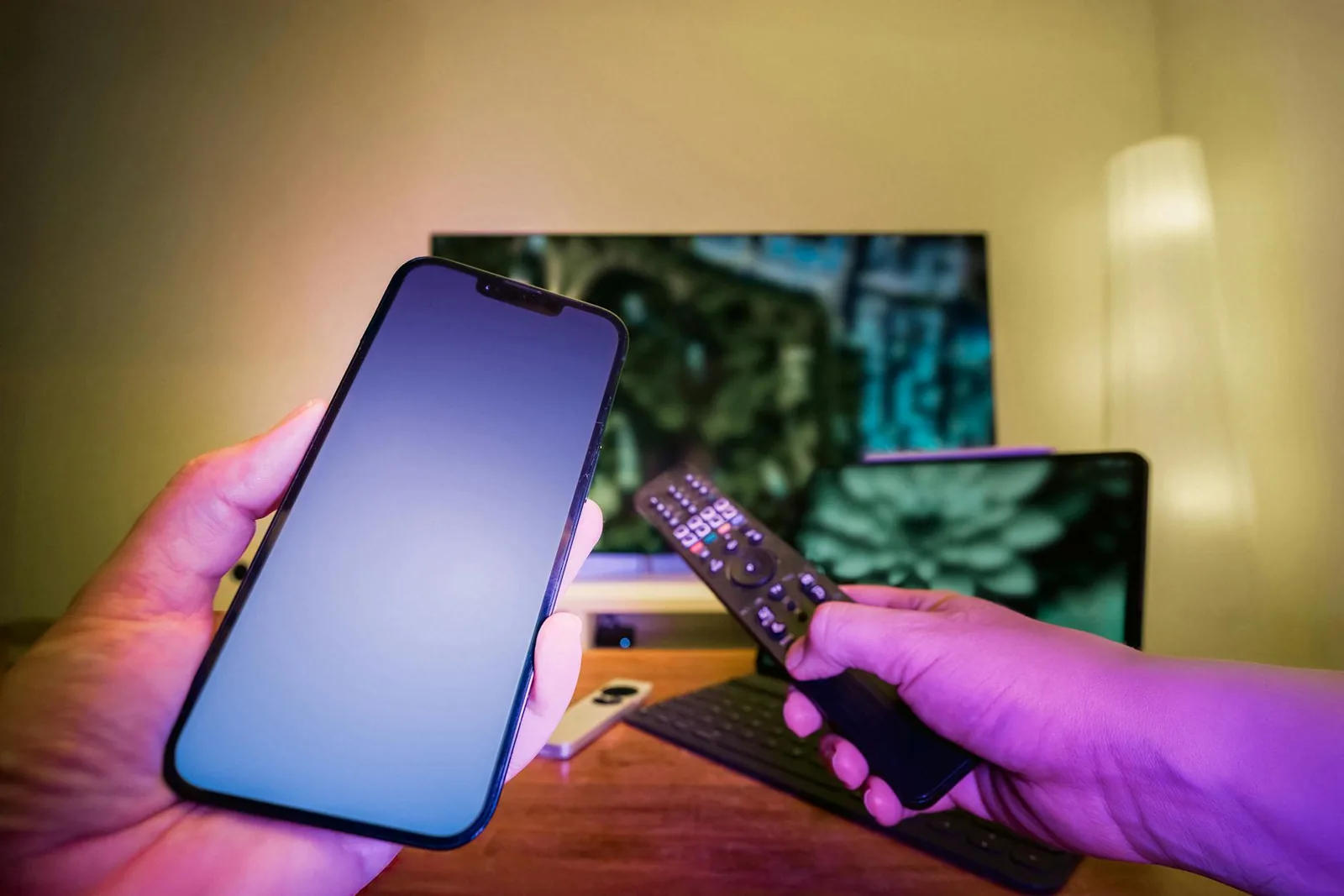 Wohnzimmer mit Entertainment-Technik als Beispiel für Apple TV, Streaming und Heimkino-Einstellungen