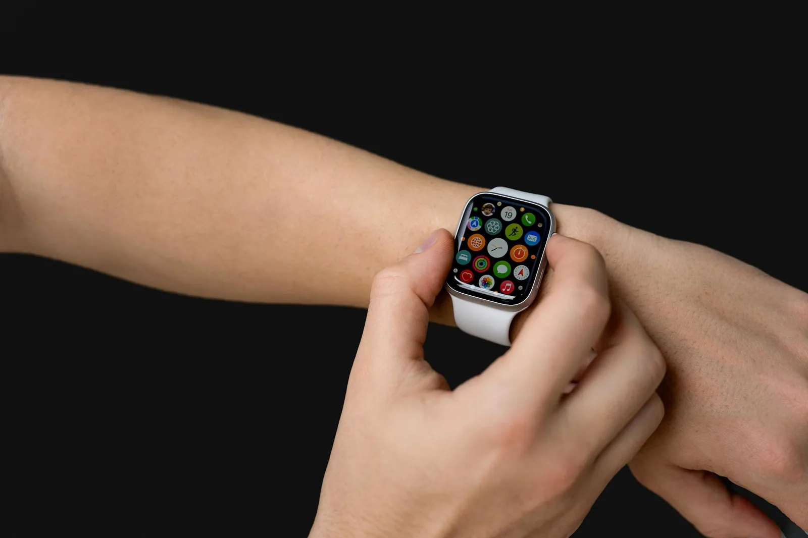 Smartwatch am Handgelenk als Beispiel für die Einrichtung und Nutzung einer Apple Watch