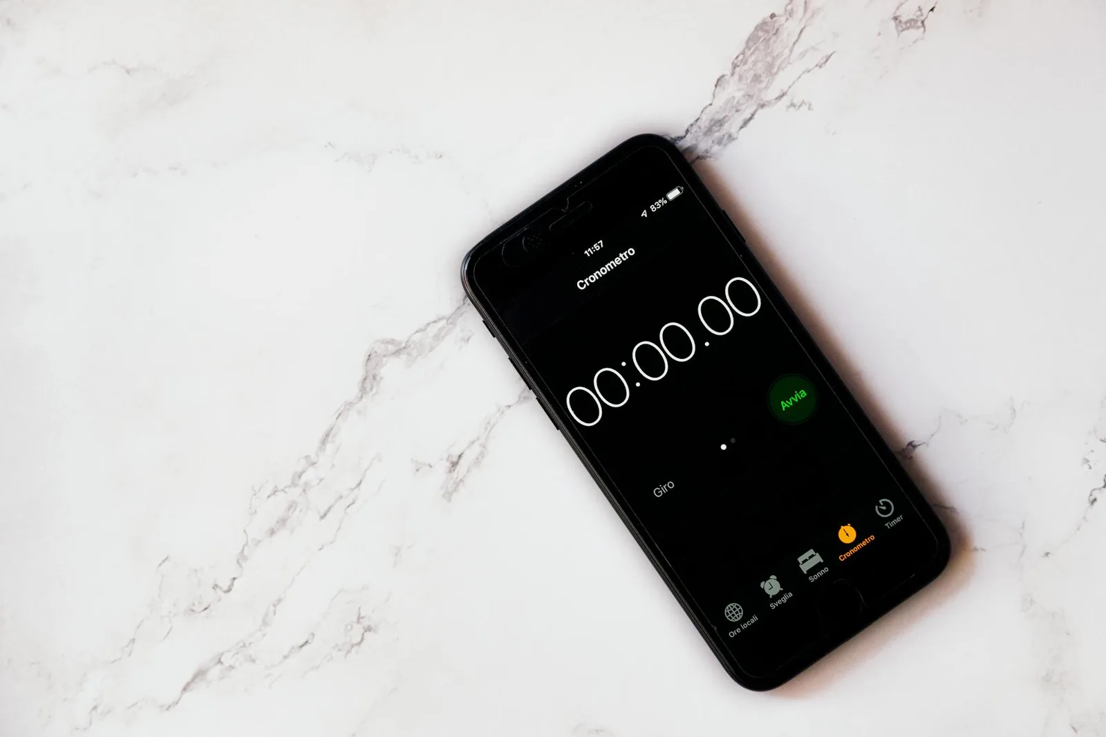 Kind nutzt Tablet mit Timer-Symbol als Hinweis auf altersgerechte Bildschirmzeit