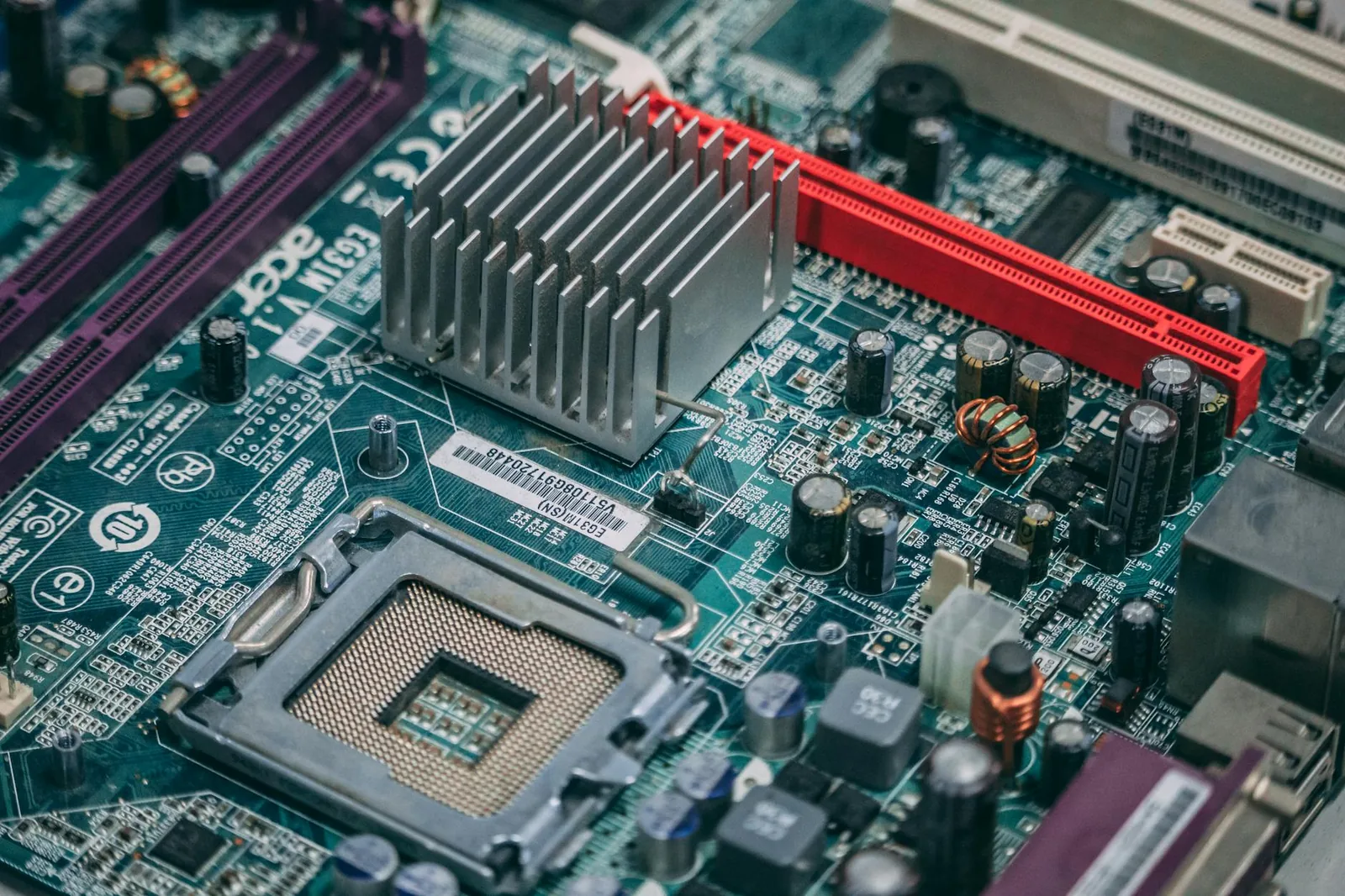 Computer-Hardware als Symbol für BIOS und Mainboard-Einstellungen