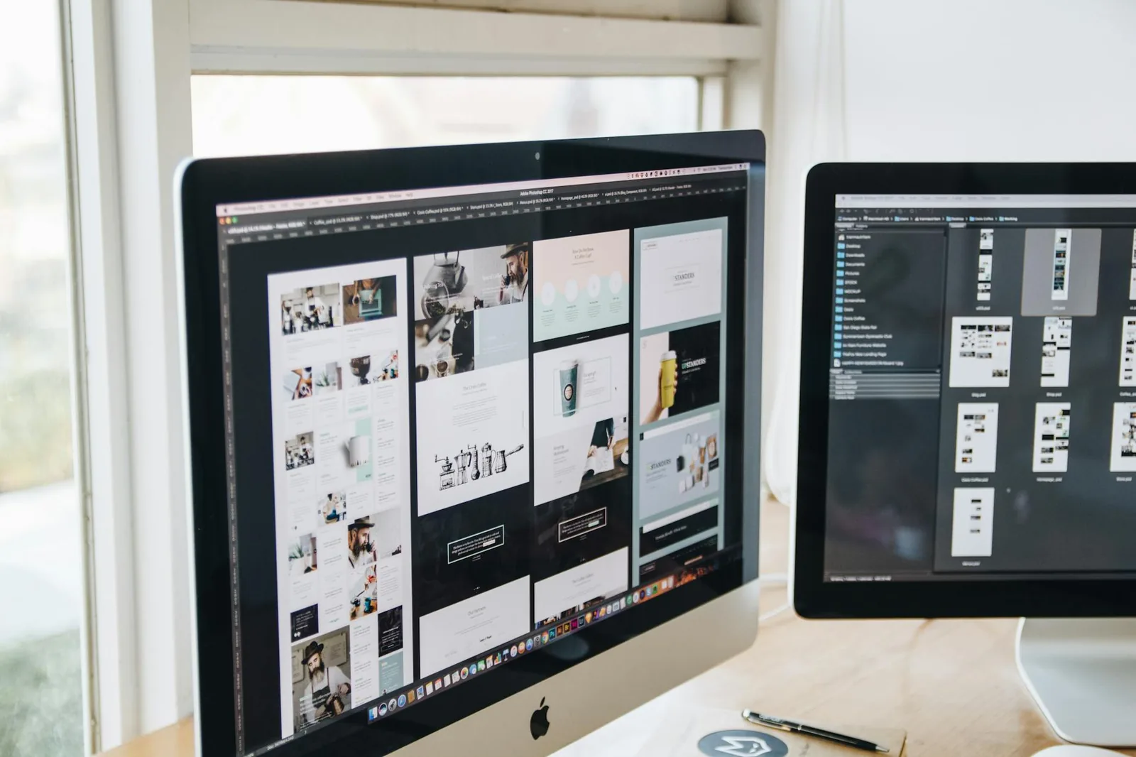 Großer Bildschirm auf kreativem Arbeitsplatz als Beispiel für Grafikgestaltung und Layoutarbeit