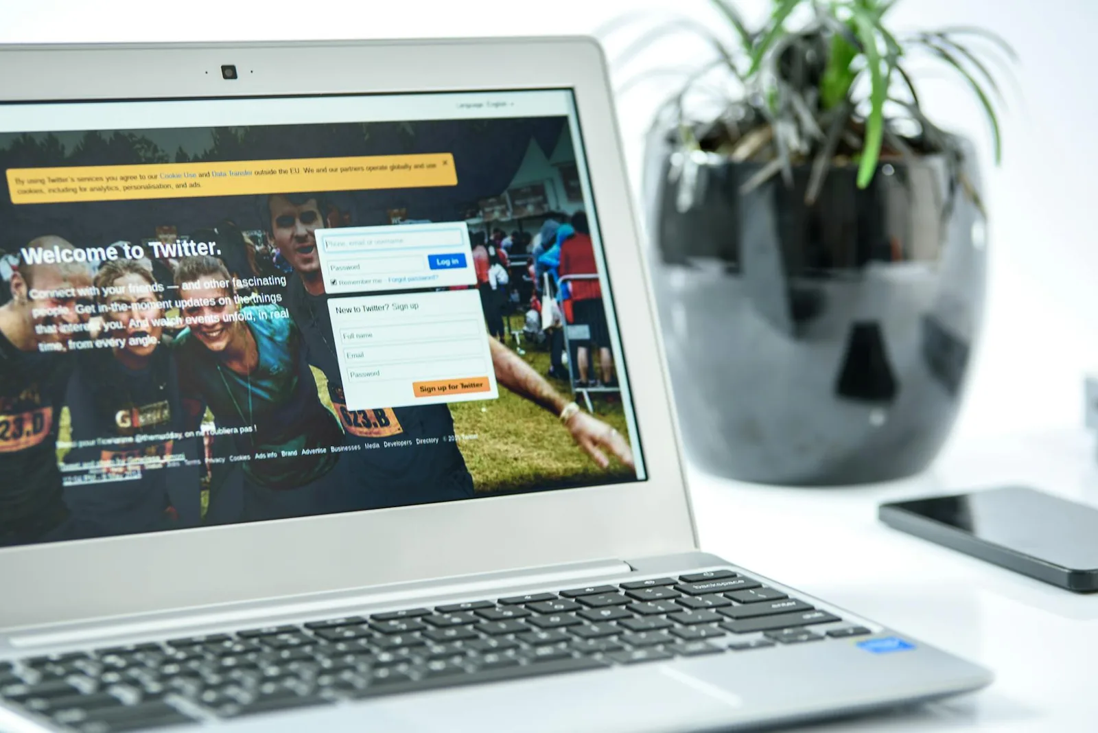 Laptop auf Schreibtisch als Ausgangspunkt für Canva und einfache Online-Gestaltung