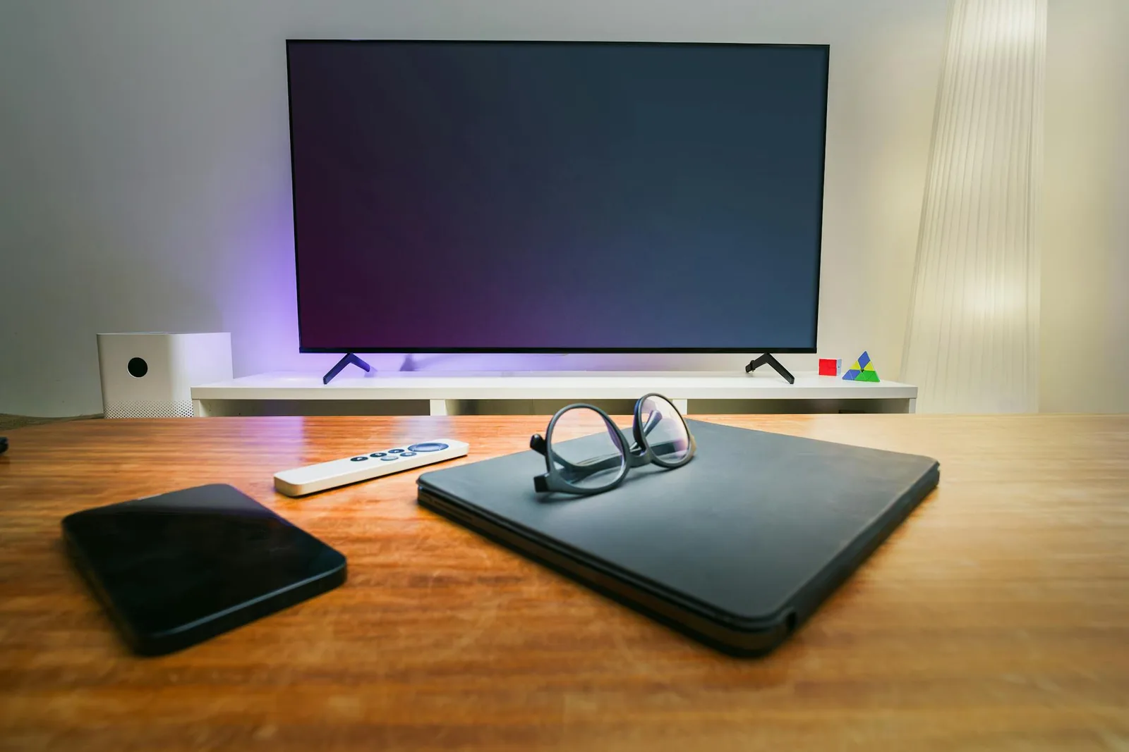 Modernes Wohnzimmer mit Smart-Geräten als Beispiel für Chromecast-Einrichtung per App