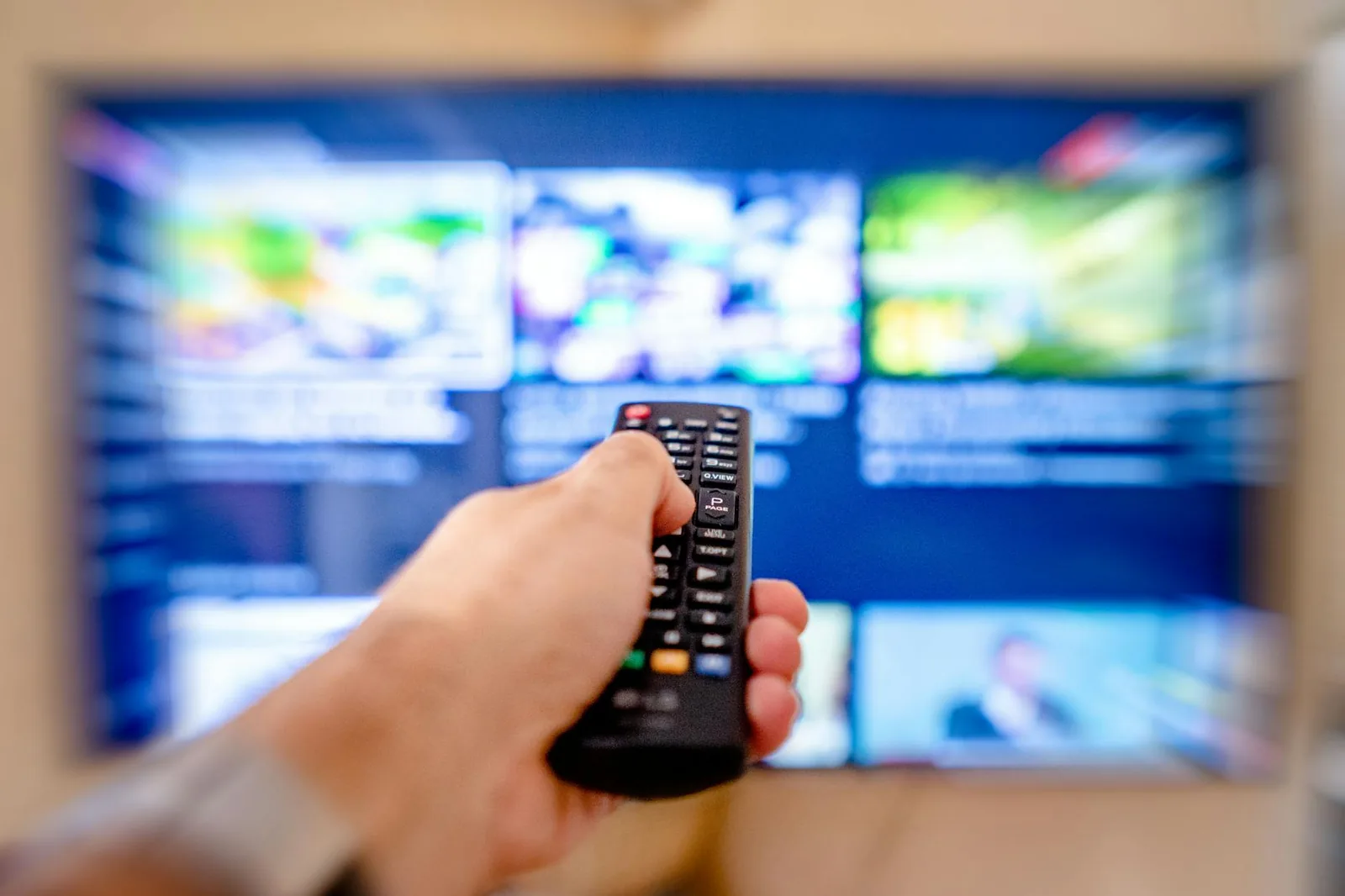 TV-Fernbedienung in der Hand als Symbol für Streaming-Steuerung mit Chromecast
