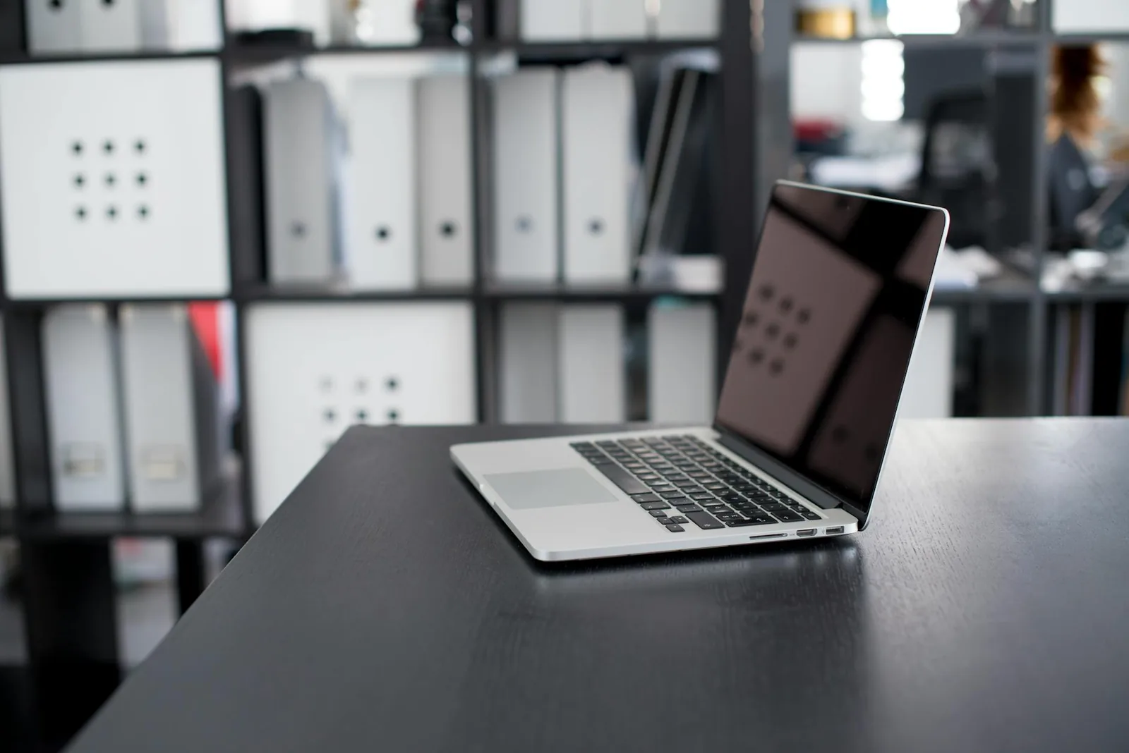 Laptop mit digitaler Dateiorganisation als Symbol für strukturierte Cloud-Nutzung
