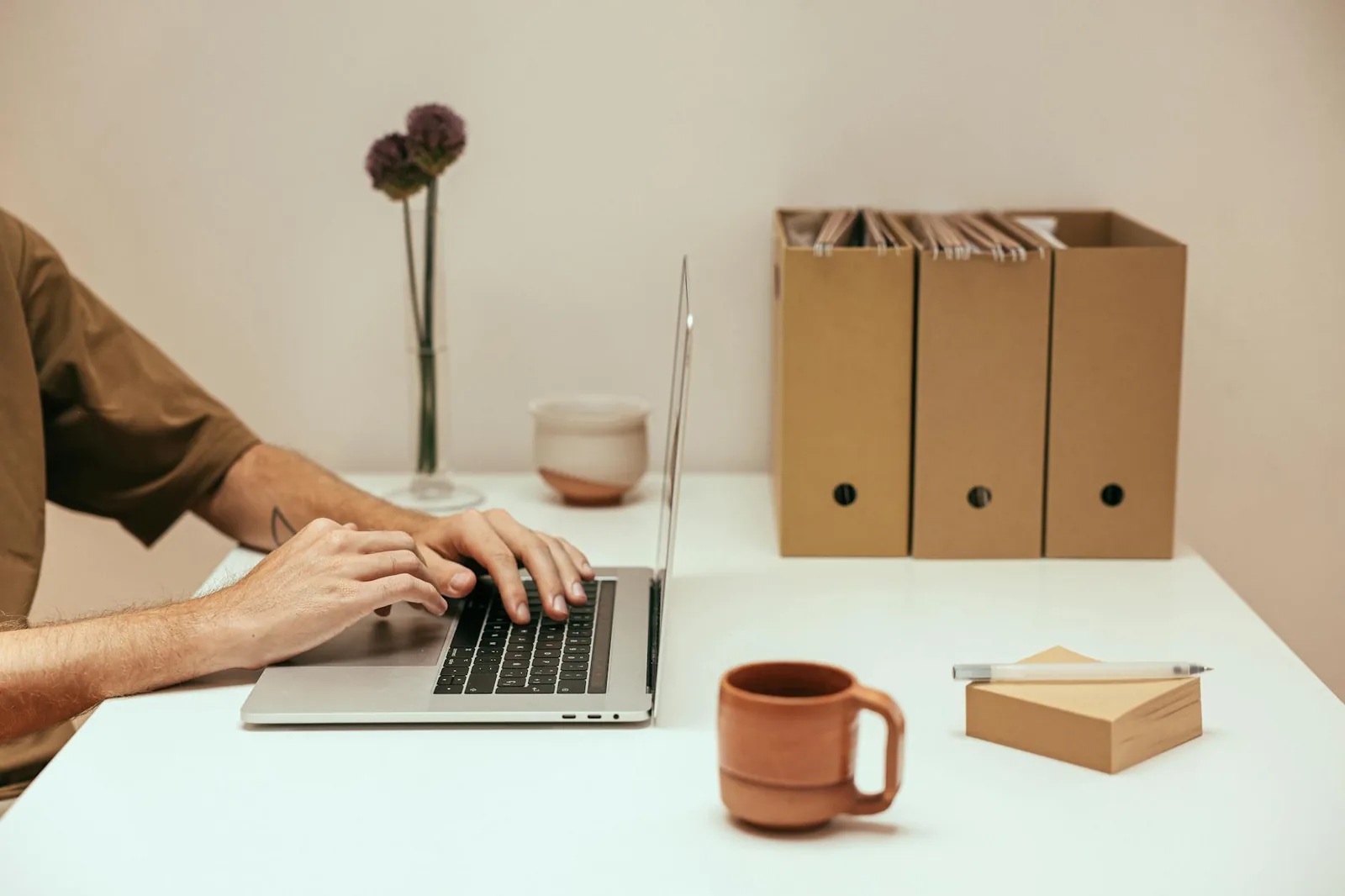 Person arbeitet am Laptop mit Dateien in der Cloud und digitaler Ablage