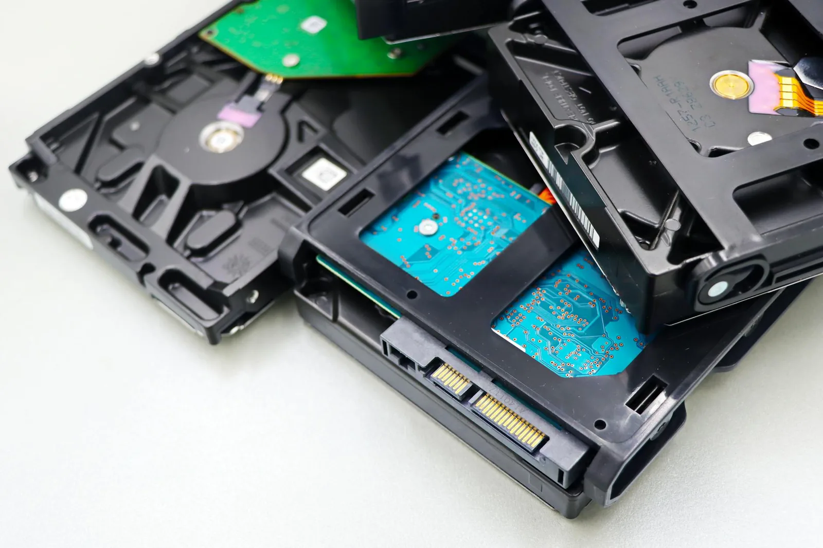 Mehrere Festplatten als Symbol für geordnete Datenträger, Sicherung und Archivierung