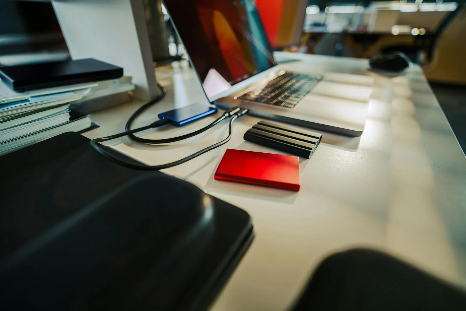 Laptop mit externen Laufwerken als Beispiel für Foto-Backup und Archivierung