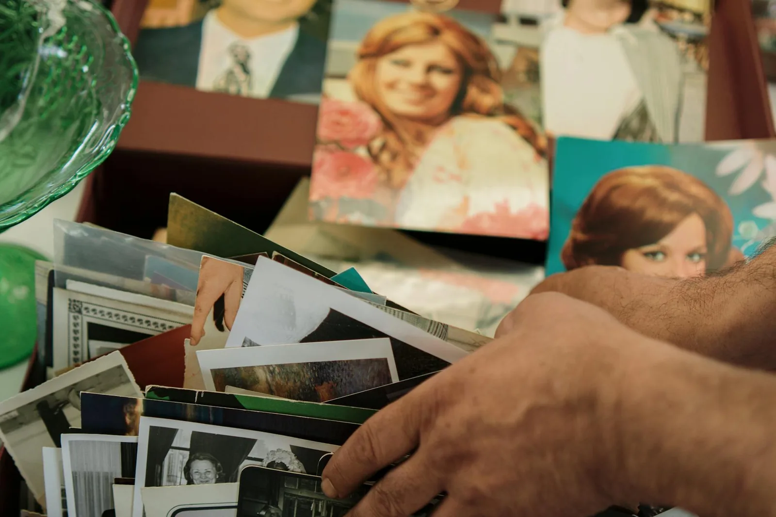 Alte Familienfotos als Beispiel für Erinnerungen, Auswahl und langfristiges Archiv