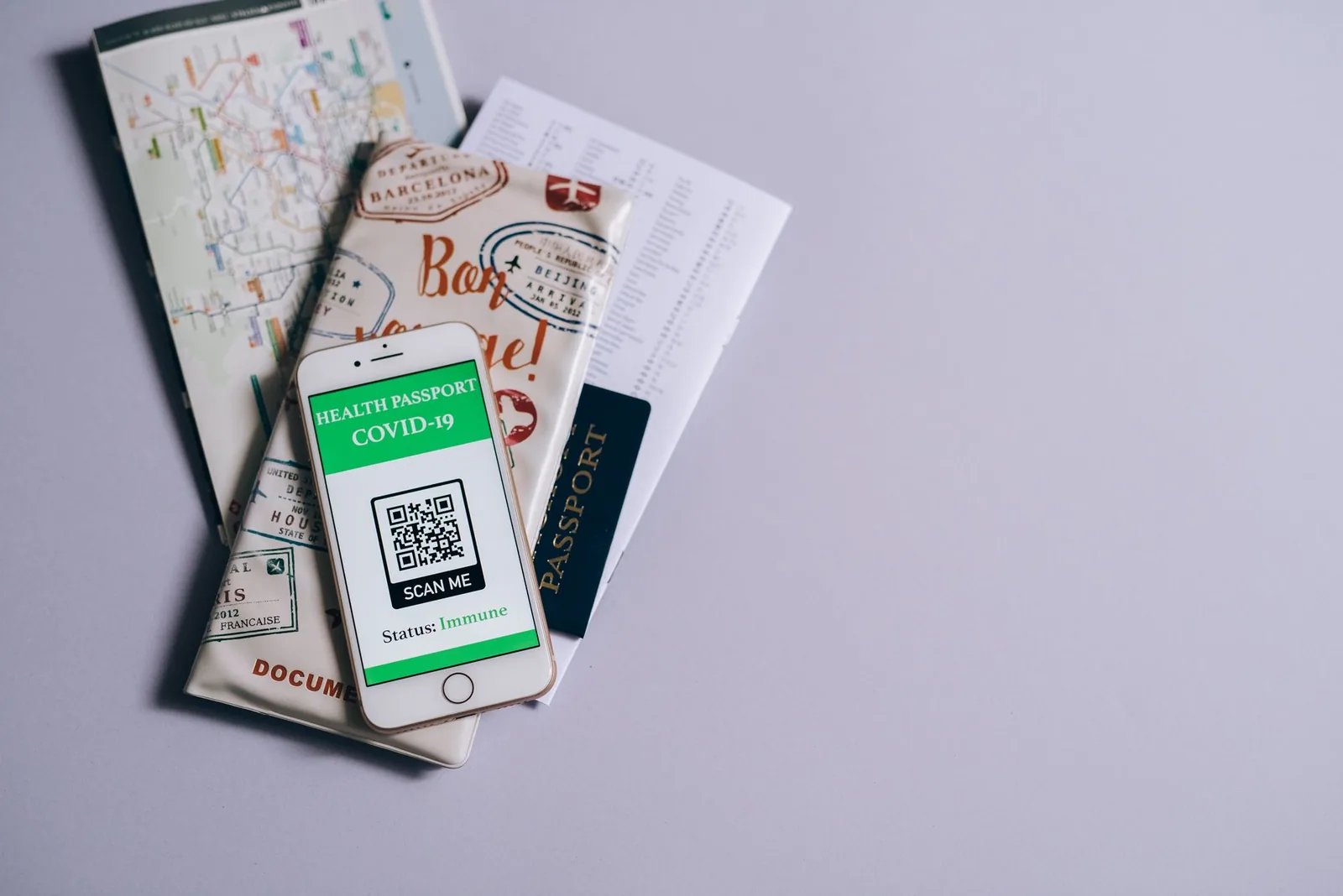Smartphone und Dokumente auf einem Tisch als Symbol für digitale Unterlagen und Identität