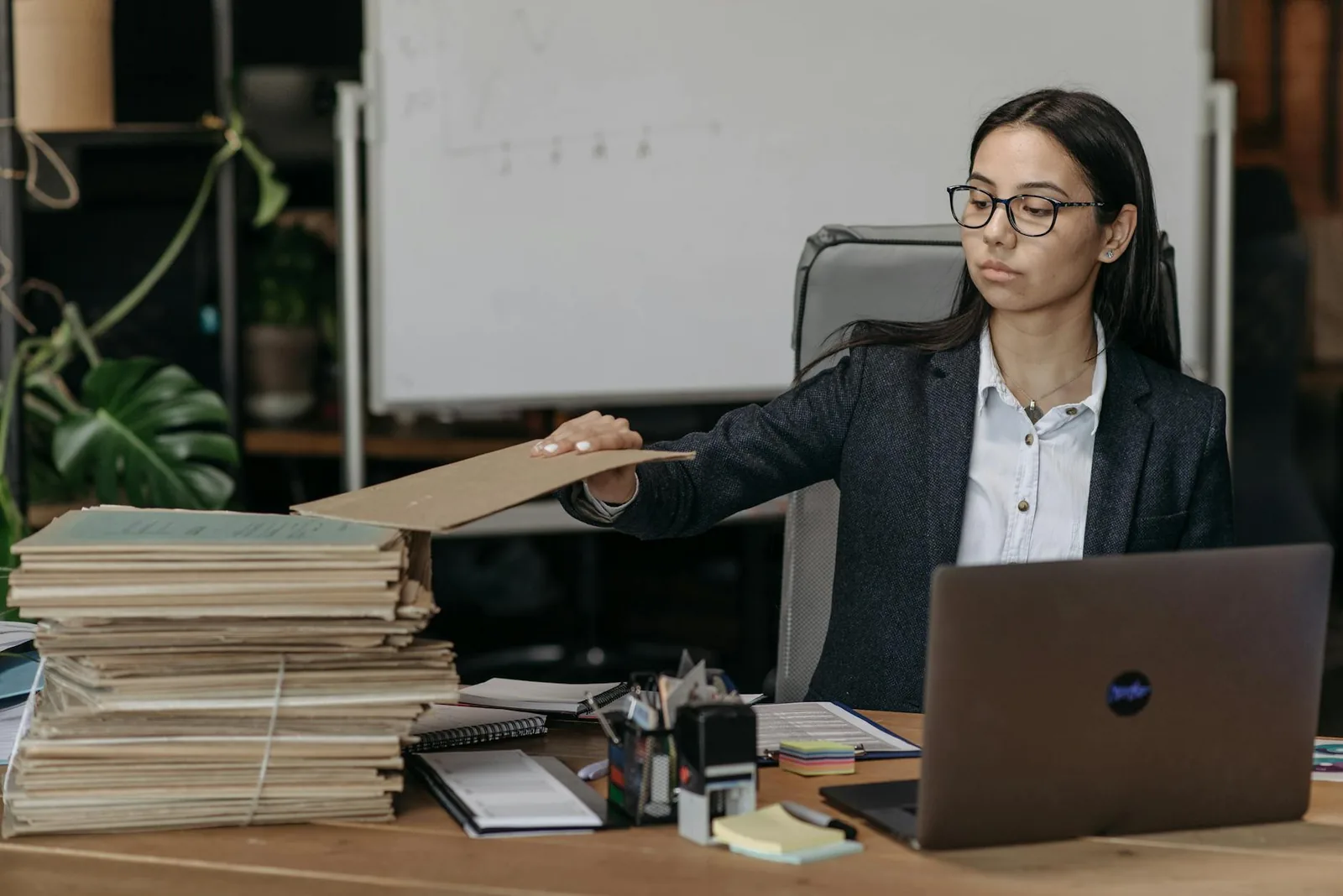 Laptop und Smartphone mit Cloud-Symbol als Einstieg in Dropbox und Cloud-Speicher