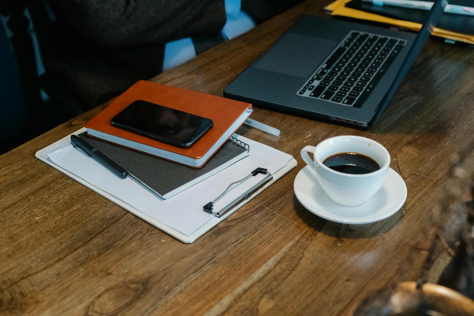 Arbeitsplatz mit Dokumenten und Smartphone als Symbol für Auskunft und gespeicherte Daten
