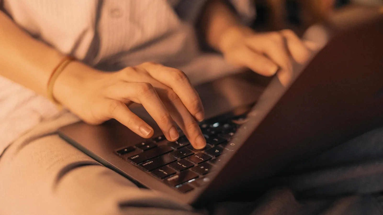 Person prüft Datenschutz-Einstellungen am Laptop als Symbol für DSGVO-Rechte im Alltag