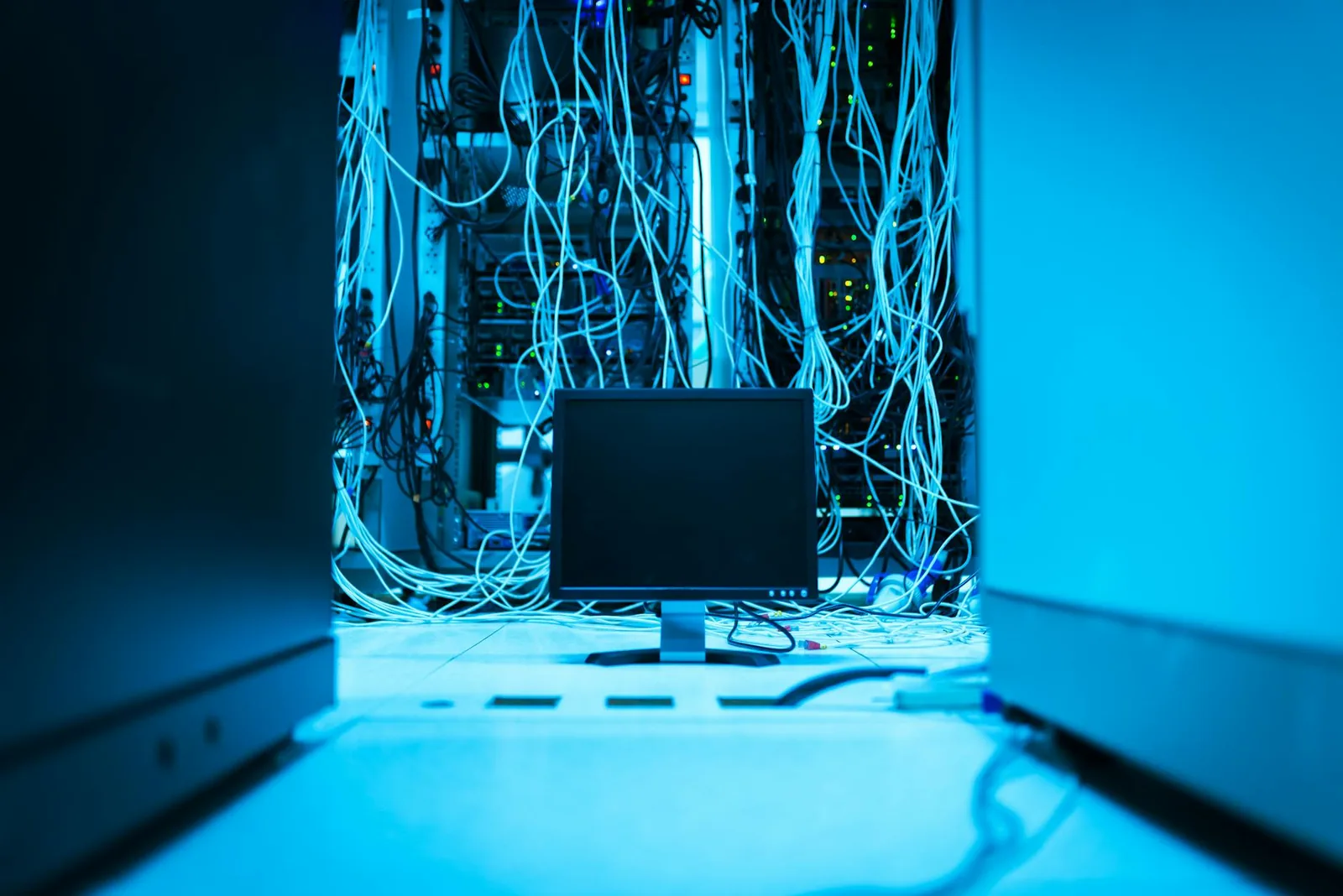 Monitoranschlüsse und Kabel hinter einem Bildschirm, wichtig beim Anschließen eines zweiten Displays