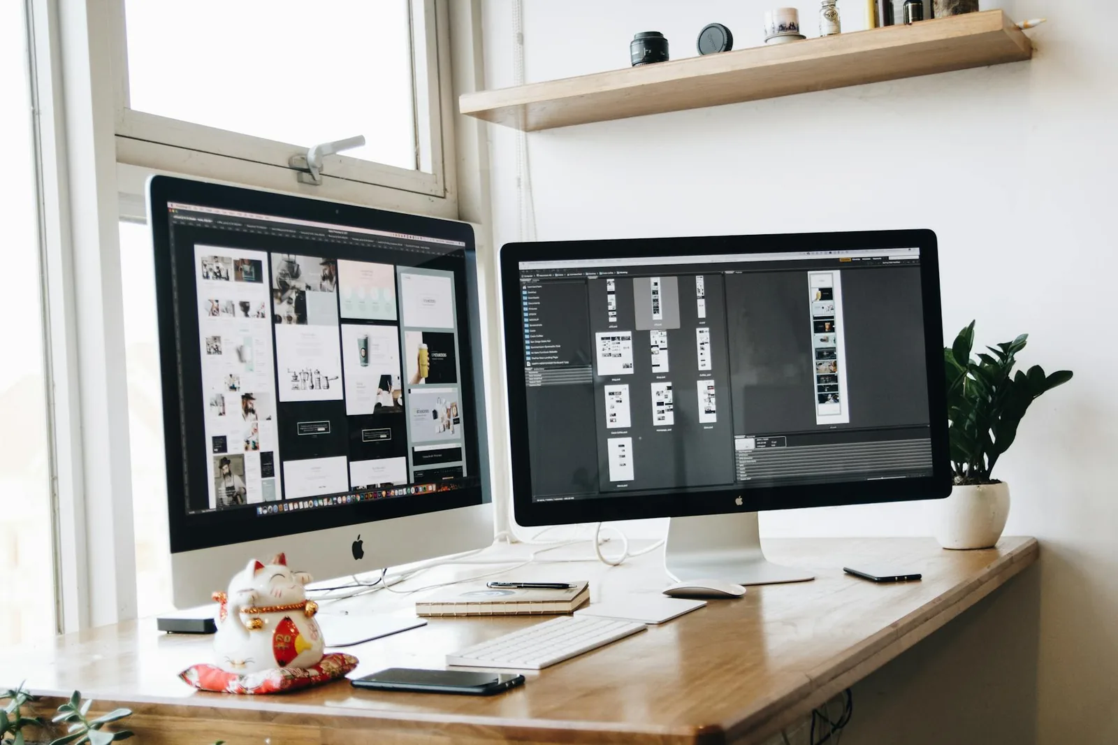 Zwei Monitore auf einem Schreibtisch als Beispiel für ein übersichtliches Dual-Monitor-Setup