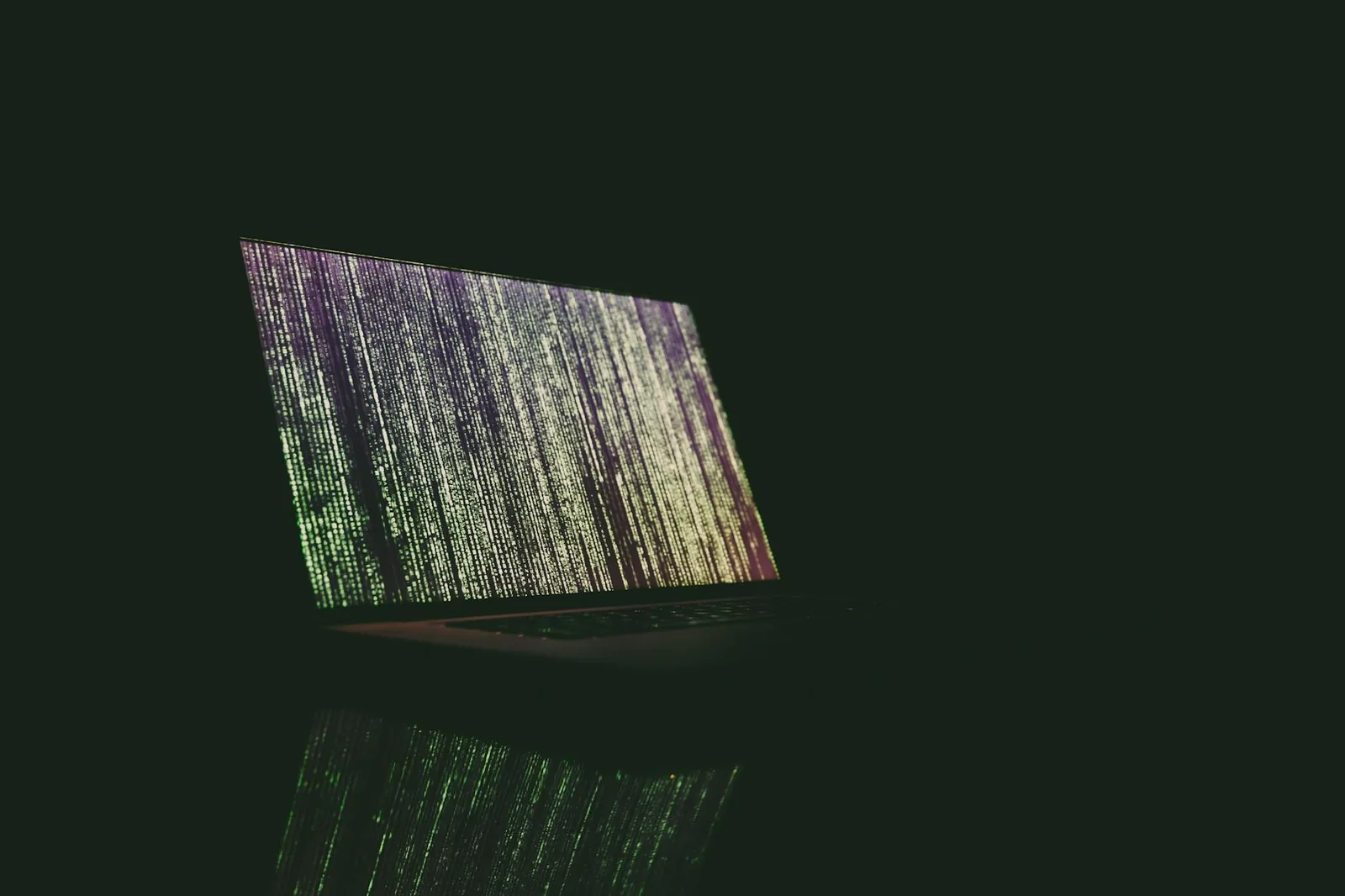 Laptop mit Sicherheitsmotiv als Einstieg in verschlüsselte E-Mail-Kommunikation