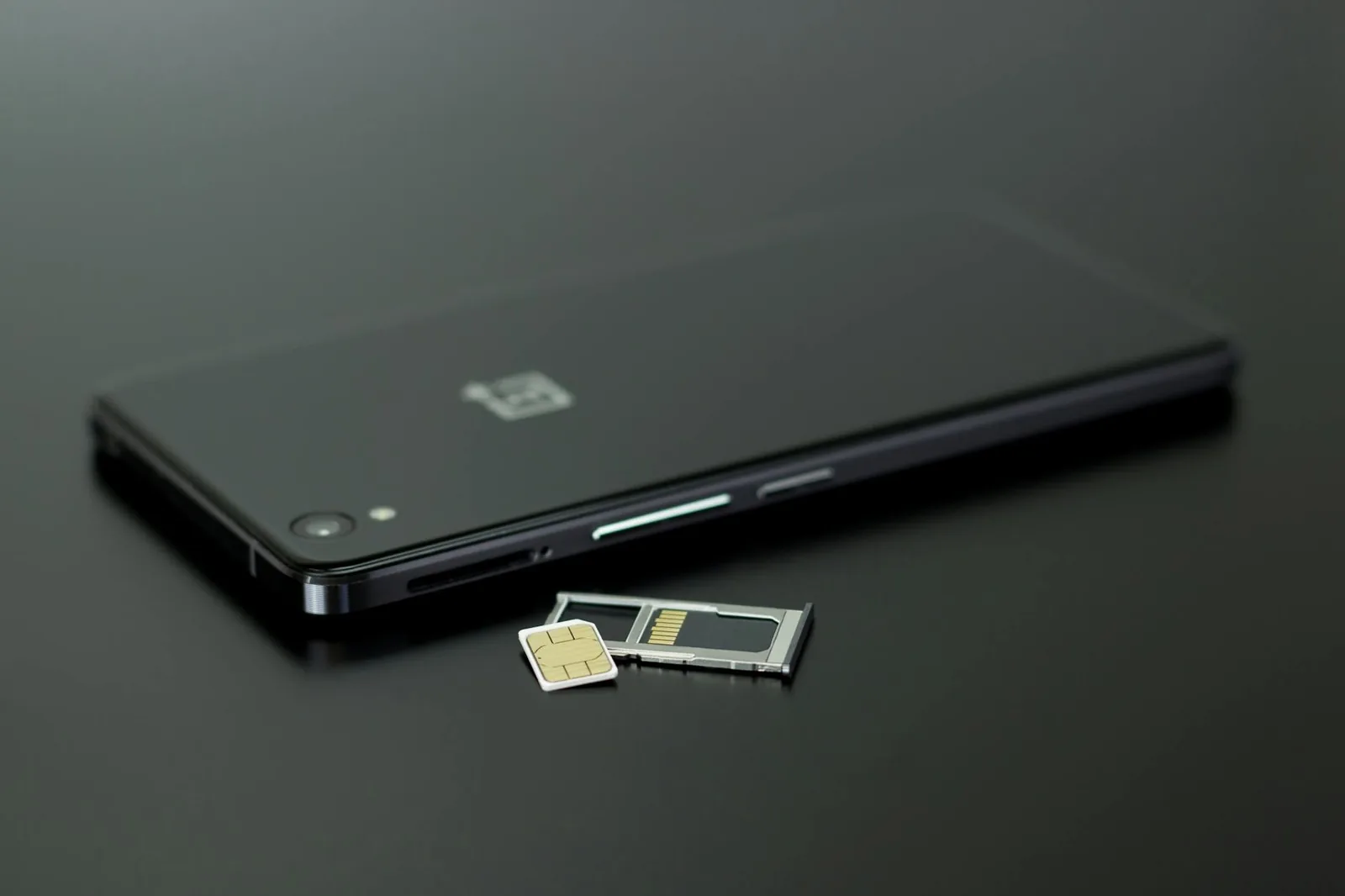 Smartphone und Reiseutensilien als Symbol für eSIM-Datenpakete unterwegs
