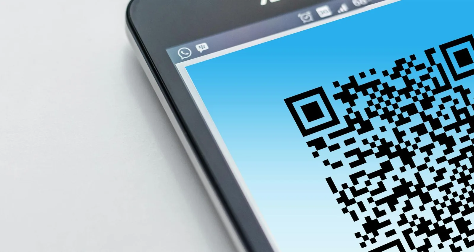 QR-Code auf einem Bildschirm als Beispiel für die Aktivierung einer eSIM