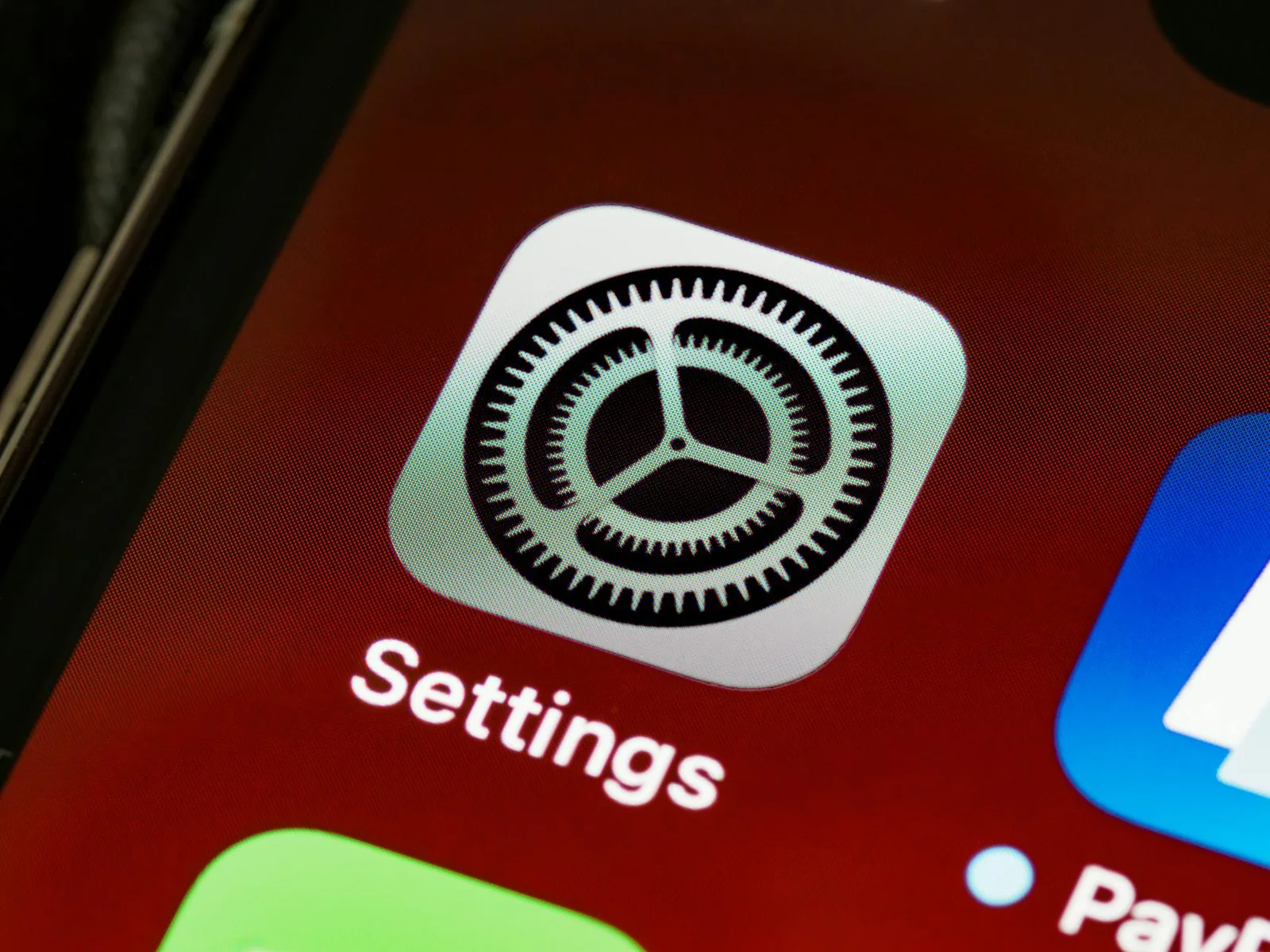 Smartphone mit Einstellungen als Symbol für die Einrichtung einer eSIM