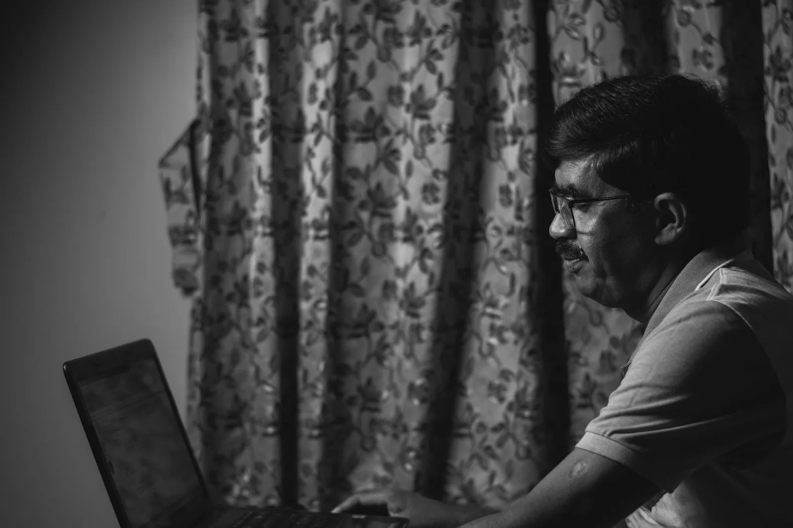 Laptop-Nutzer als Symbol für Profilpflege, Privatsphäre-Einstellungen und soziale Interaktion auf Facebook