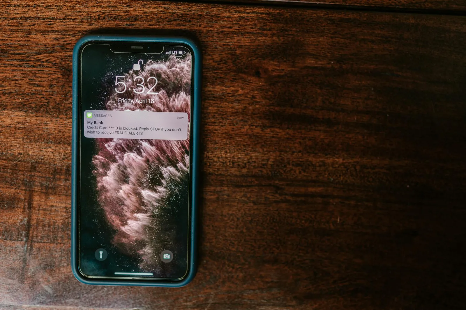 Smartphone mit Sicherheitswarnung als Symbol für verdächtige Kontoaktivität