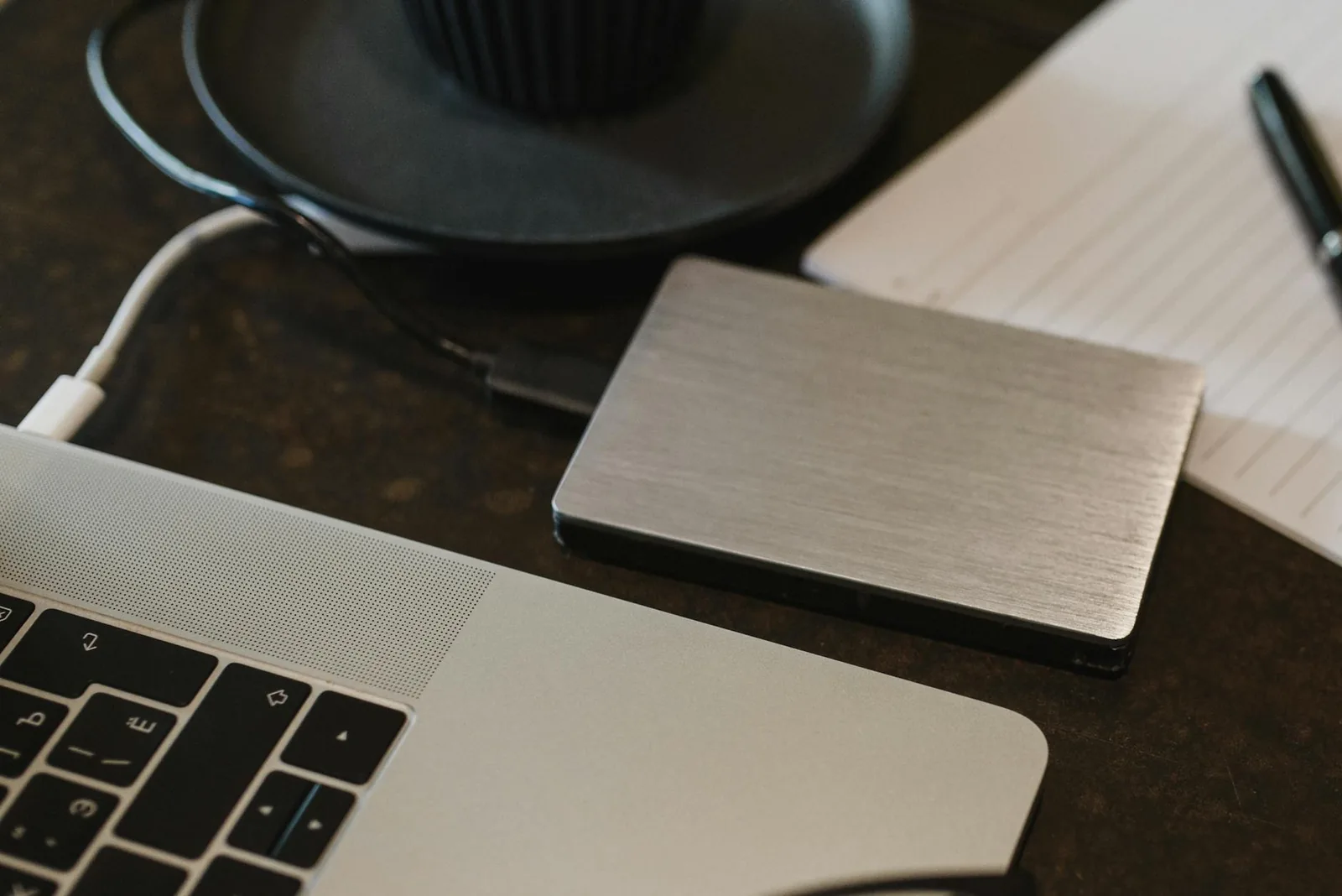 Externe Festplatte am Laptop vor dem Formatieren und Sichern der Daten