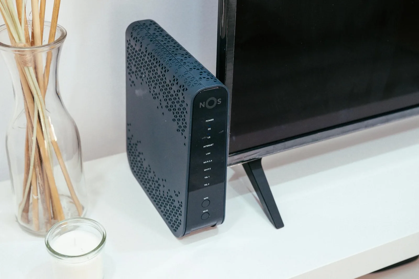 Router und Bildschirm als Beispiel für WLAN, Streaming-Stabilität und Heimnetz