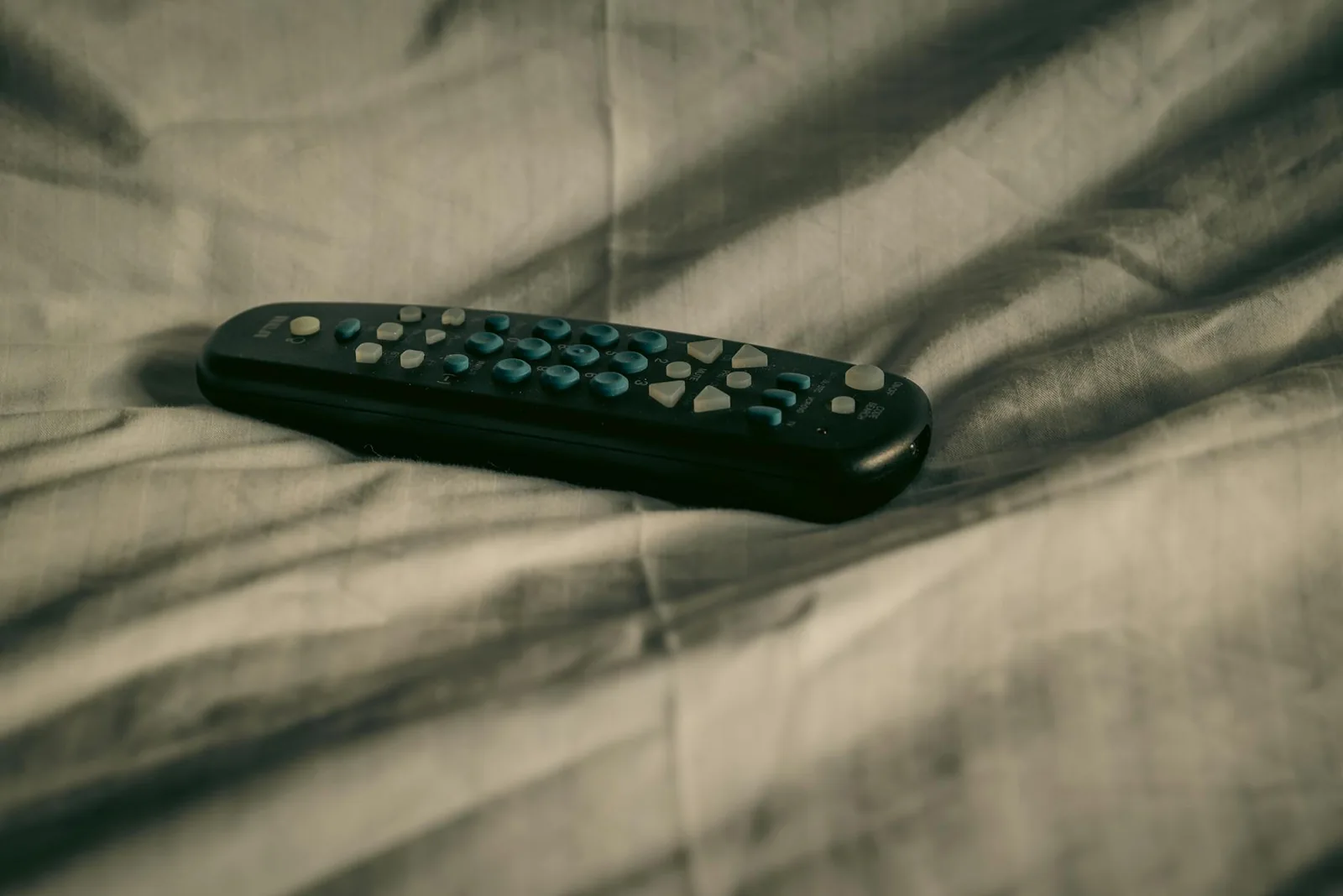 Fernbedienung im Wohnzimmer als Symbol für Fire TV Stick und Streaming-Einrichtung