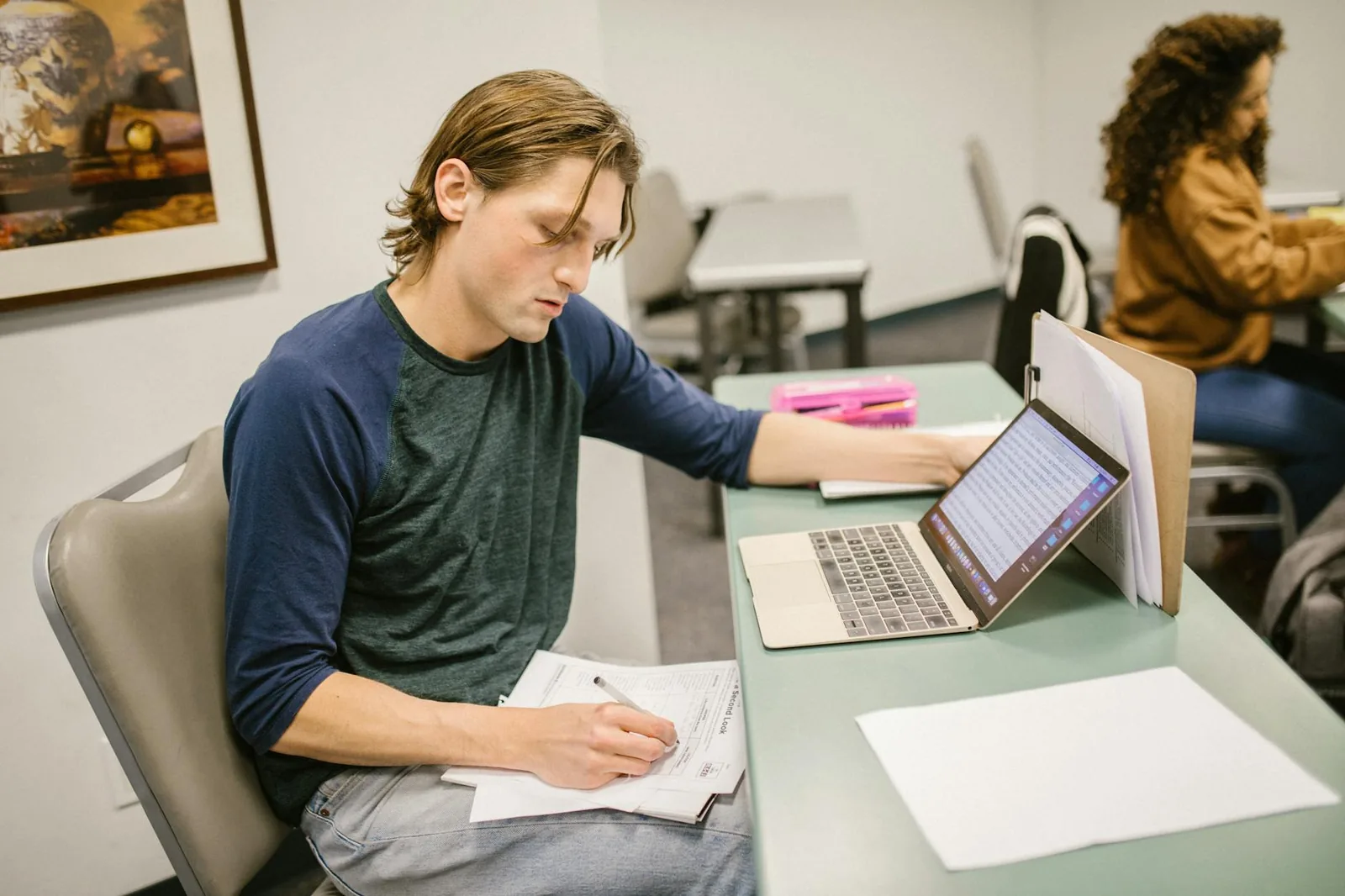 Online-Zusammenarbeit am Laptop als Beispiel für geteilte Dokumente
