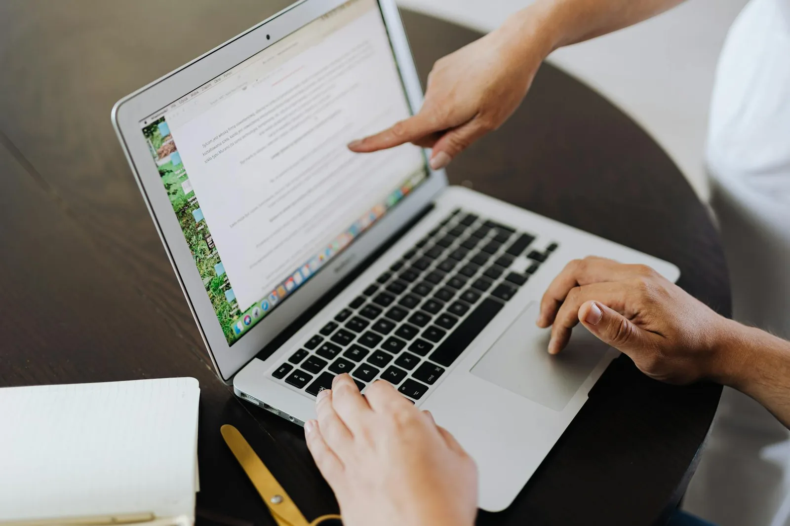 Person arbeitet am Laptop an einem Online-Dokument