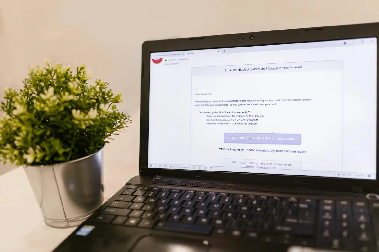 Laptop auf dem Tisch als Beispiel für Datei per E-Mail oder Link senden