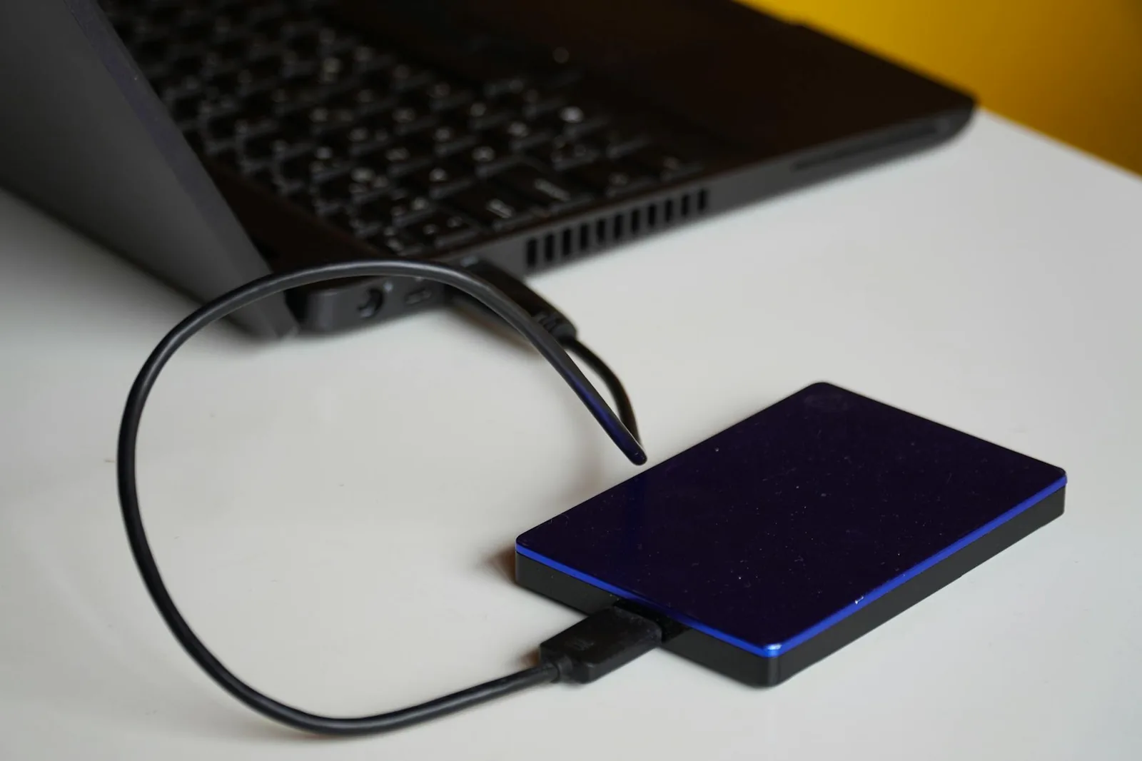 Laptop und Cloud-Speicher als Symbol für große Dateiübertragung