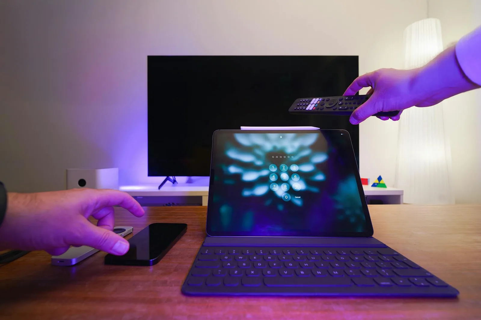 Wohnzimmer mit Smart-TV und digitalen Geräten als Beispiel für vernetzte Steuerung per Smartphone