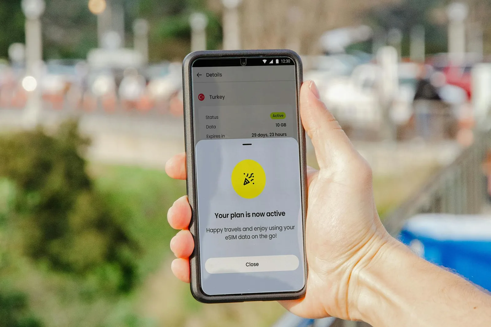 Smartphone in der Hand als Symbol für mobile Daten, Hotspot-Einstellungen und Internetzugang unterwegs