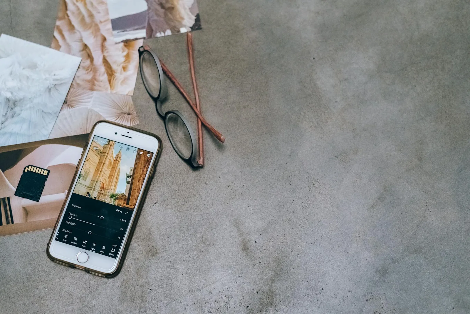 Smartphone mit Fotobearbeitung als Beispiel für Zuschnitt, Helligkeit und natürliche Nachbearbeitung