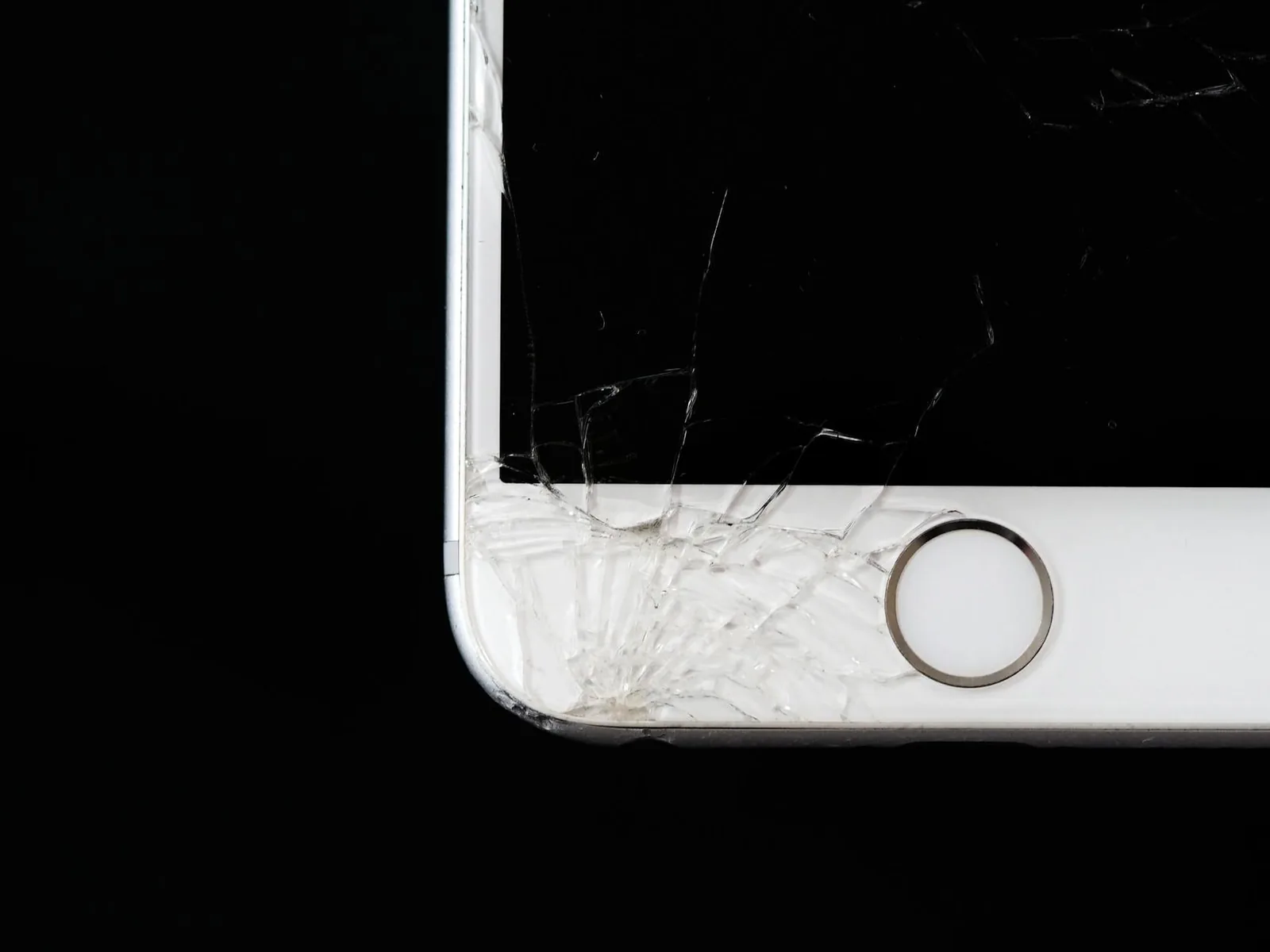 Gebrochenes Smartphone-Display als typischer Fall für die Frage nach Selbstreparatur oder Werkstatt