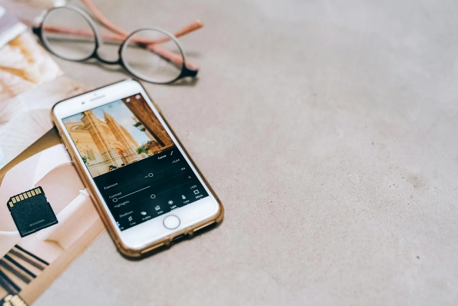 Smartphone neben Speicherkarte als Symbol für Speichererweiterung, Datenauslagerung und mehr freien Platz