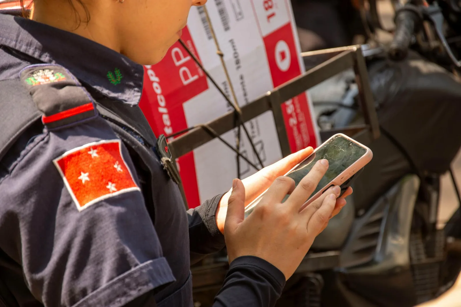 Polizist mit Smartphone als Symbol für Anzeige, Dokumentation und nächste Schritte nach Handydiebstahl