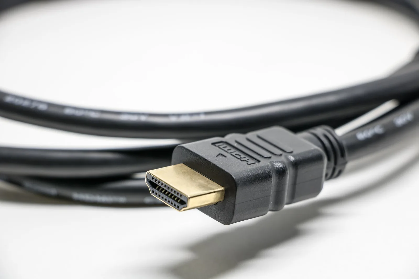 Nahaufnahme eines HDMI-Kabels als Symbol für Anschlüsse und Signalübertragung