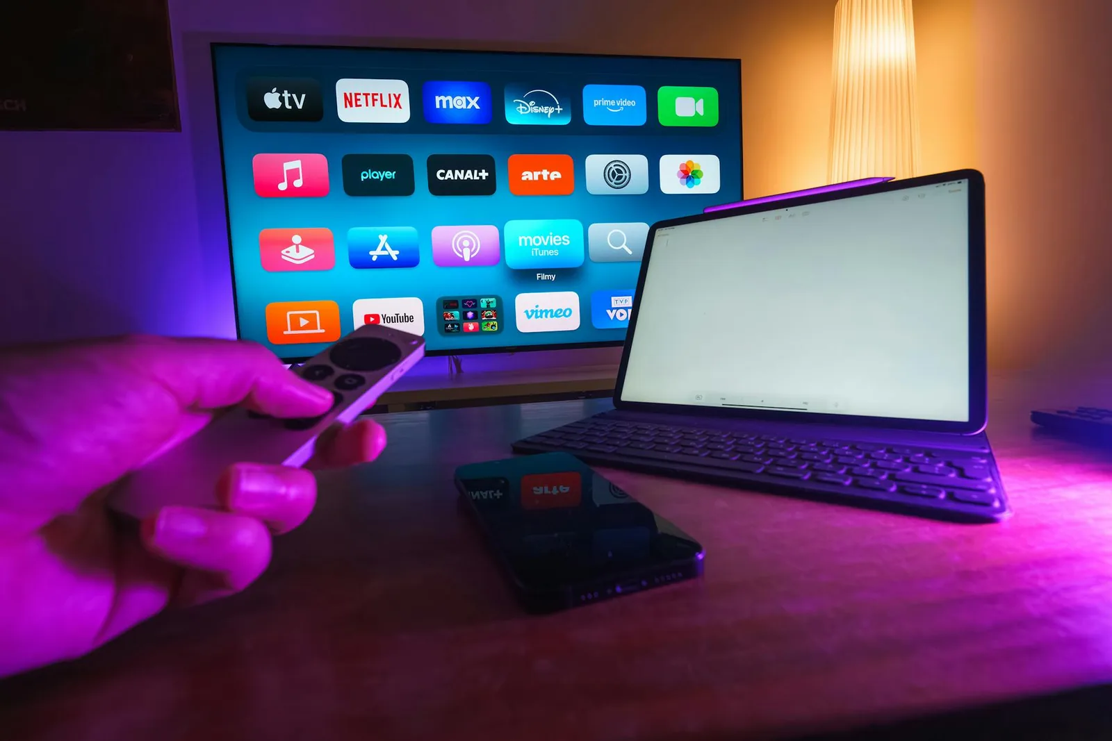 Home-Entertainment-Setup als Beispiel für Apple TV, Steuerzentrale und Smart-Home-Geräte