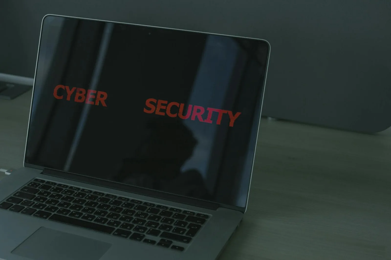 Laptop mit Sicherheitsthema als Symbol für Identitätsdiebstahl und Kontoschutz