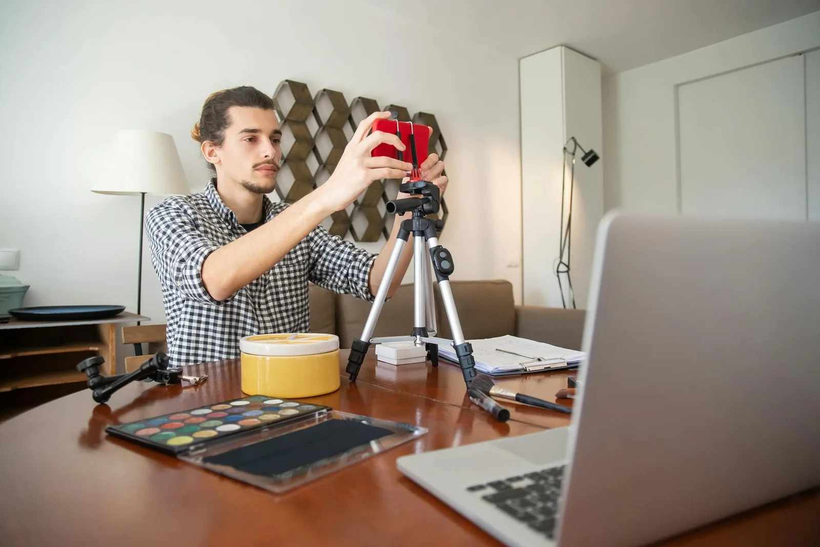 Vlogger mit Smartphone als Beispiel für eigene Inhalte und kurze Videos