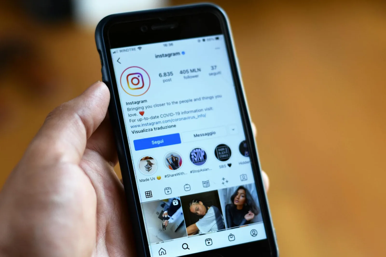 Smartphone in der Hand als Beispiel für Instagram-Profil und mobile Nutzung