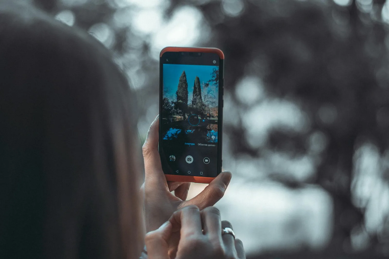 Person fotografiert mit dem Smartphone als Einstieg in Instagram-Beiträge