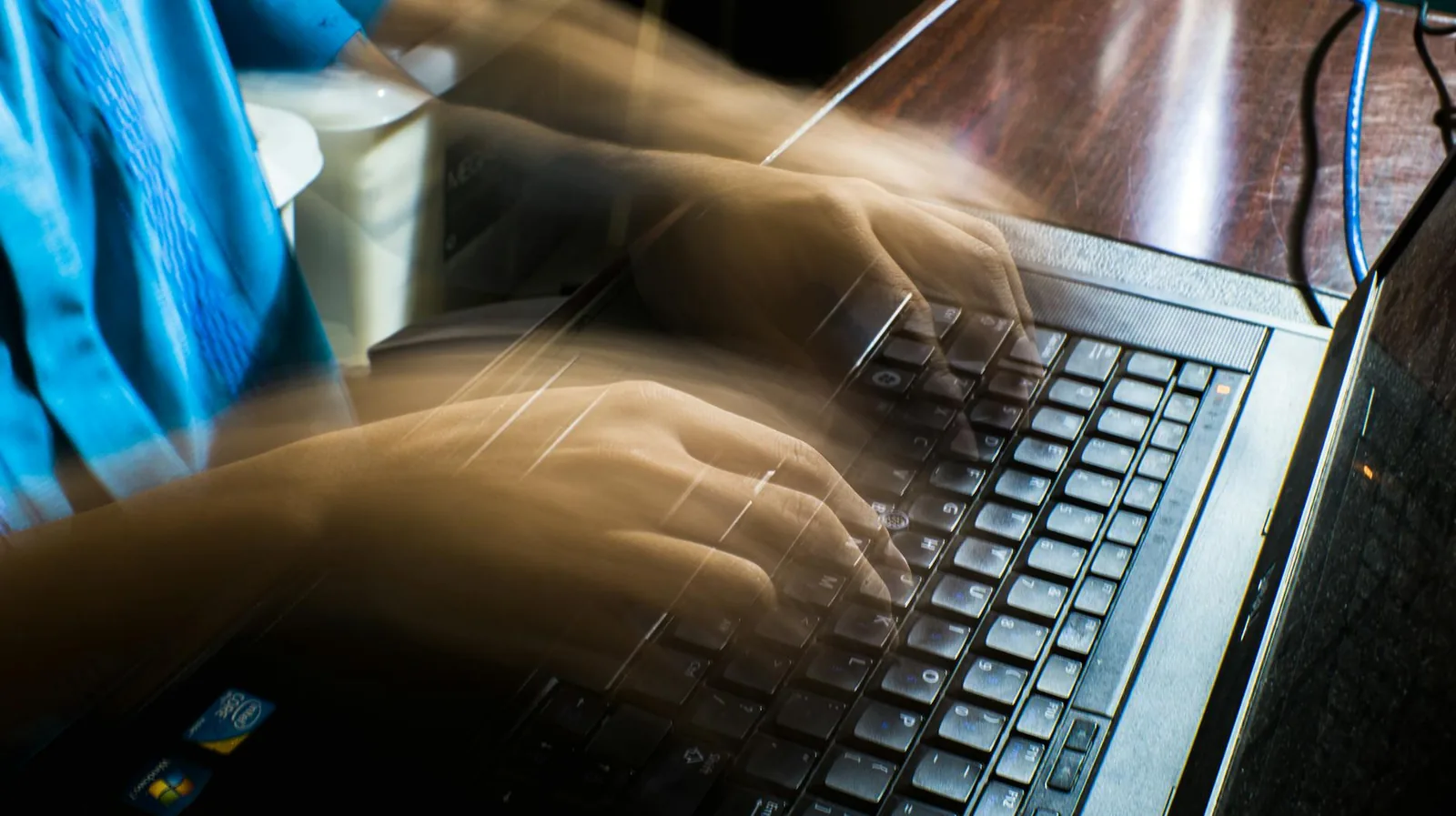 Arbeit am Laptop als Symbol für Geschwindigkeitstest und Verbindungsprobleme