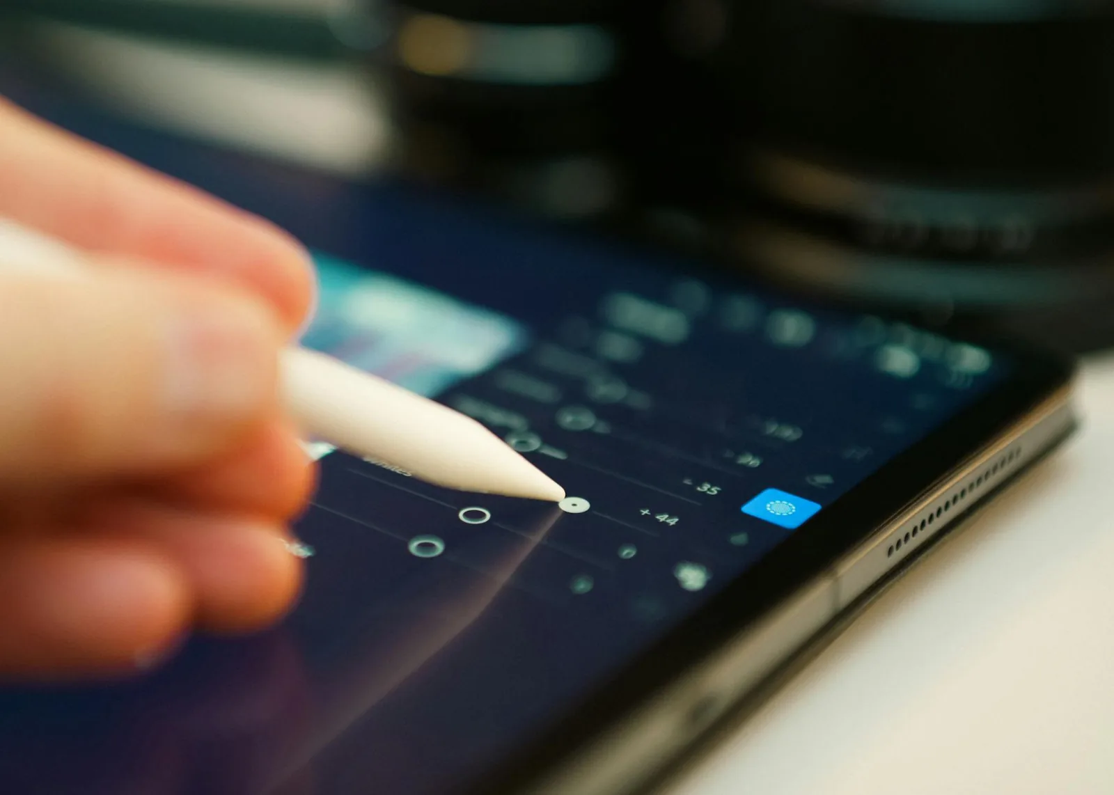 Tablet mit Stift als Beispiel für Einstellungen, Bedienung und kreative Nutzung